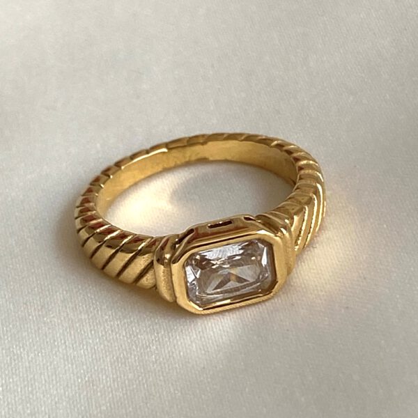 Gold Ring mit Stein -Mania Ring - Tayna Schmuck & Accessoires
