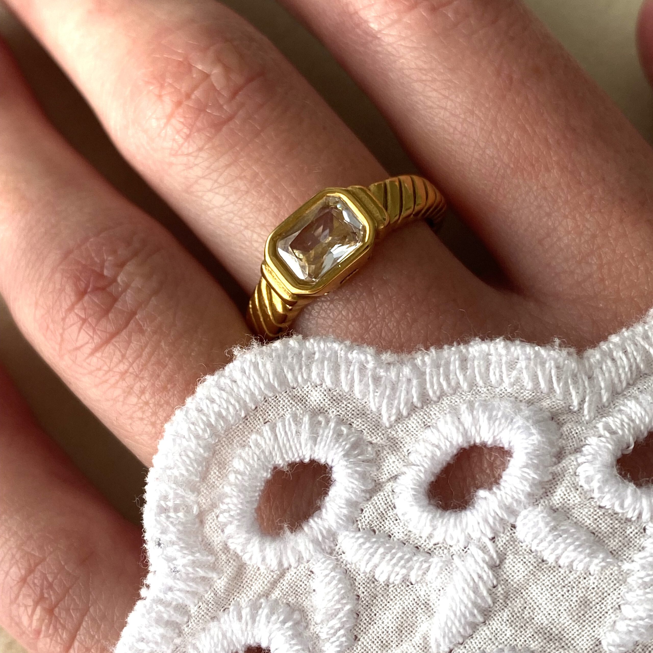 Gold Ring mit einem großen Stein - Mania Ring - Tayna Schmuck & Accessoires