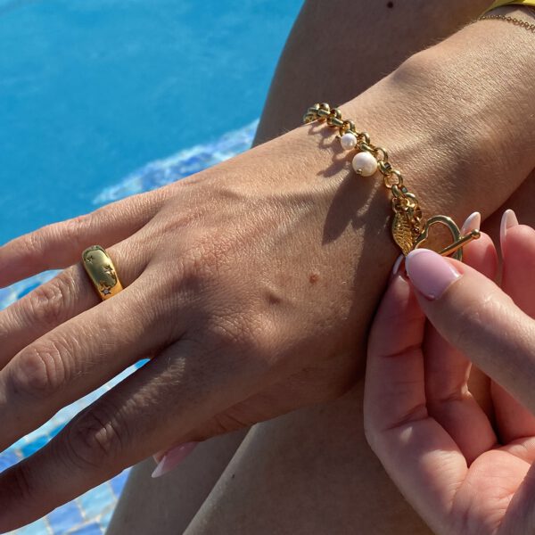 Gold Armband mit Perlen Anhänger - July Ring - Tayna Schmuck & Accessoires