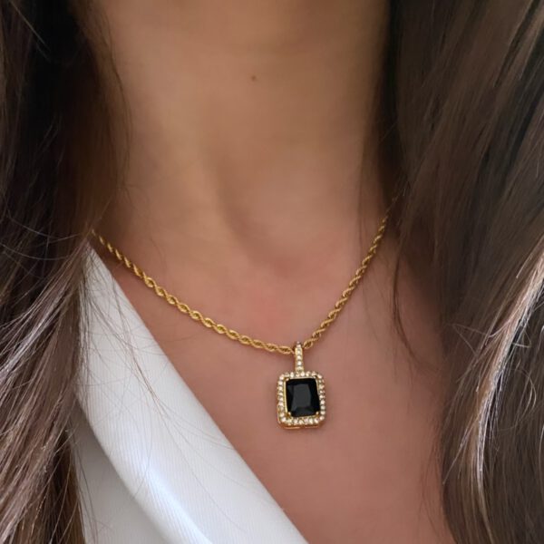 Gold Halskette mit schwarzen Stein - Vally Cube schwarz Halskette - Tayna Schmuck & Accessoires