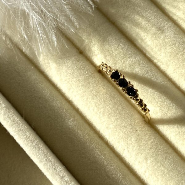 Gold verstellbarer Ring mit drei kleinen schwarzen Steinchen - Tany Ring - Tayna Schmuck & Accessoires