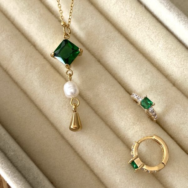 Gold Halskette mit Grünen Zirkonia Stein und einer Perle - Amor Halskette - Tayna Schmuck & Accessoires