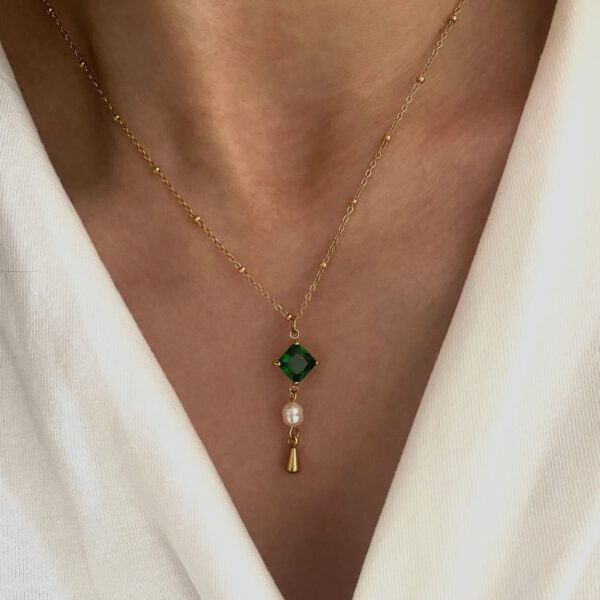 Gold Halskette mit Smaragd grünen Stein und einer Perle - Amor Halskette - Tayna Schmuck & Accessoires